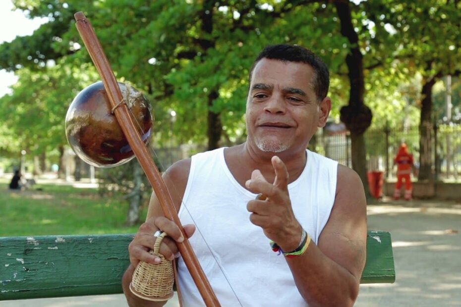 como tocar berimbau